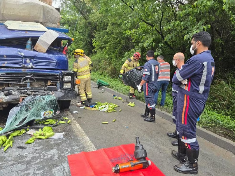 ACIDENTE ENVOLVENDO TRÊS VEÍCULOS NO NORTE DE MINAS DEIXA PISTA PARCIALMENTE INTERDITADA