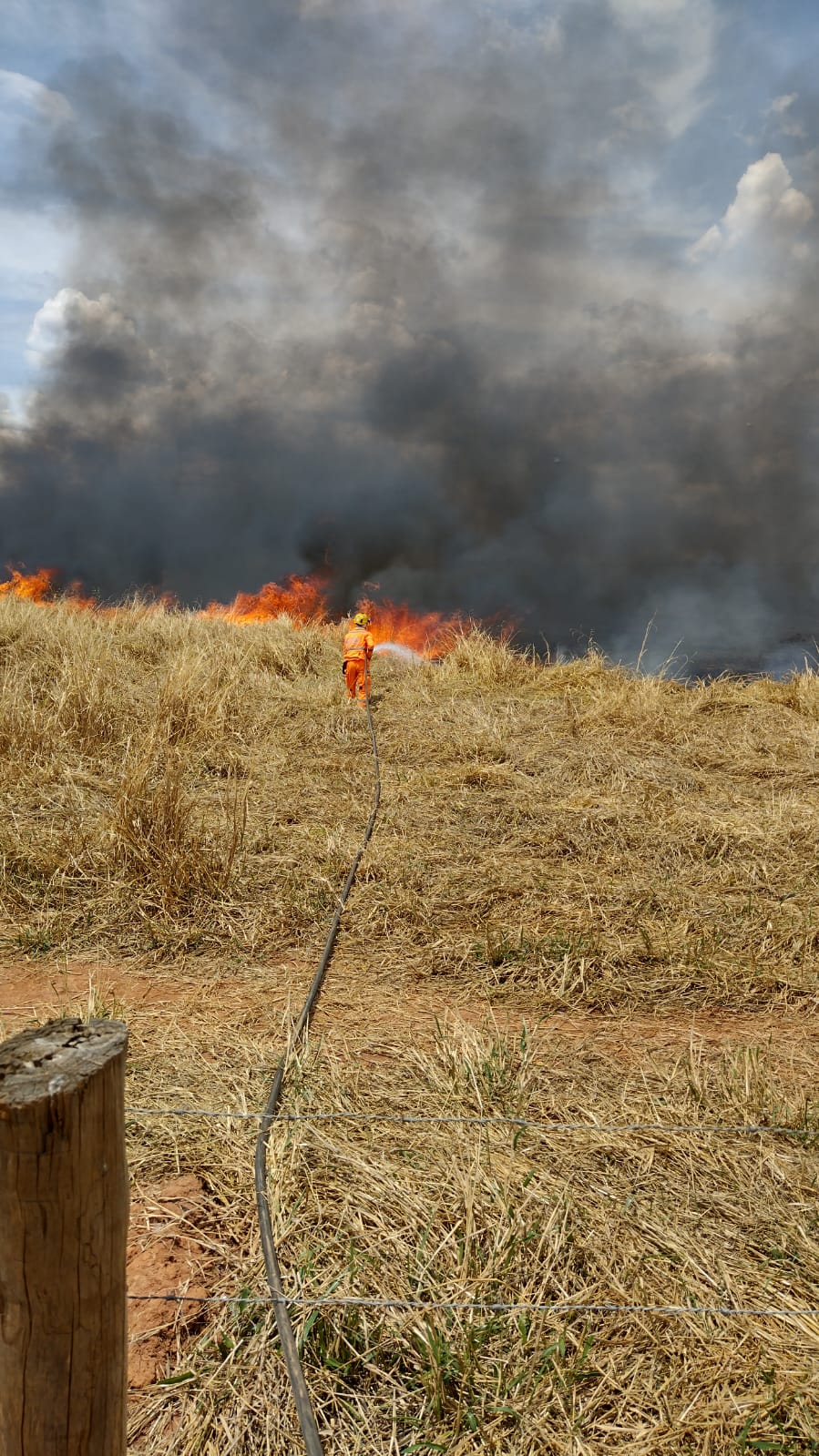 INCÊNDIO PRÓXIMO A POSTO DE COMBUSTÍVEL LEVA PERIGO PARA A POPULAÇÃO DE MONTES CLAROS