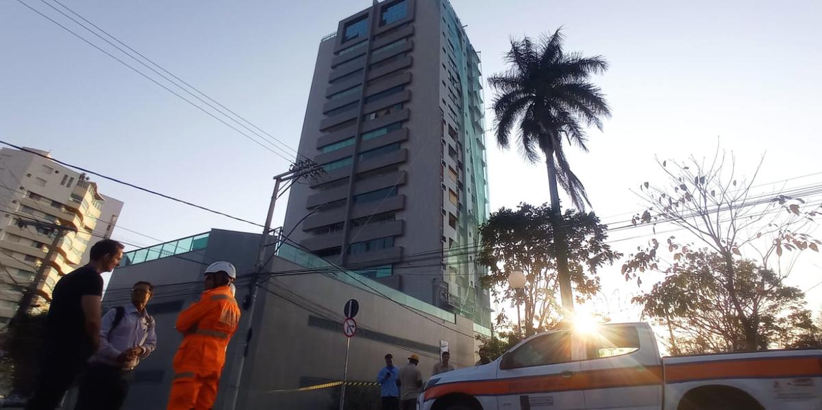 NOVO ESTRONDO ASSUSTA MORADORES AO LADO DO EDIFÍCIO ROMA EM MONTES CLAROS