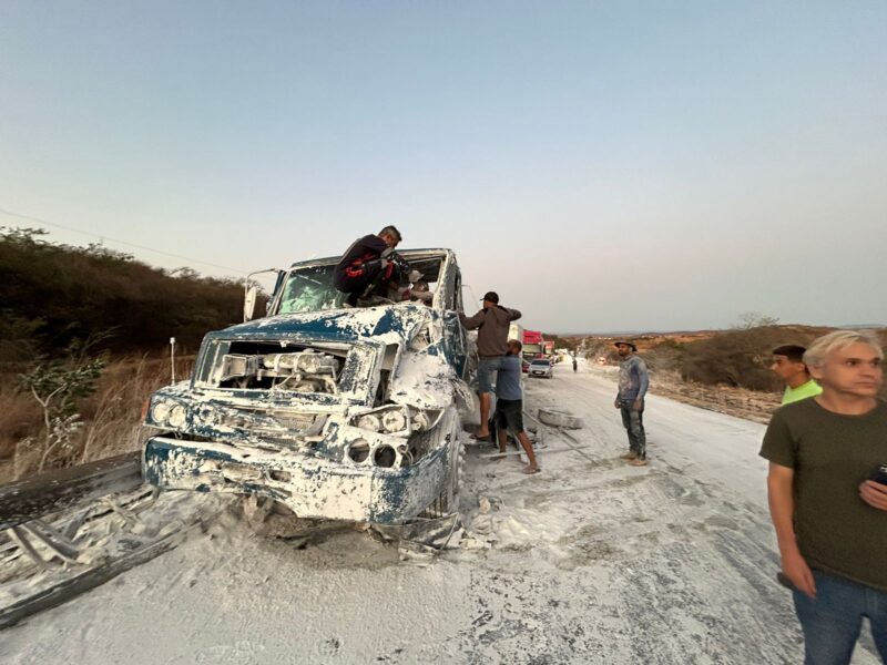 NO NORTE DE MINAS, IDOSO FICA FERIDO APÓS ACIDENTE ENTRE TRÊS CAMINHÕES