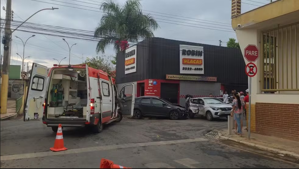 MOTORISTA NÃO PARA AONDE DEVERIA, BATE EM UM CARRO E INVADE ESTABELECIENTO COMERCIAL NO NORTE DE MINAS